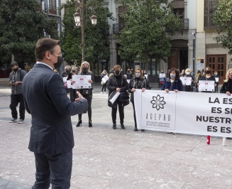 ©Ayto.Granada: EL ALCALDE TRASLADA EL COMPROMISO DEL AYUNTAMIENTO CON EL SECTOR DE LA ESTTICA Y BELLEZA PROFESIONAL  Y BRINDA “TODO EL APOYO EN LA BSQUEDA DE MEDIDAS QUE SIRVAN PARA PALIAR LOS EFECTOS DE LA CRISIS EN EL COLECTIVO”